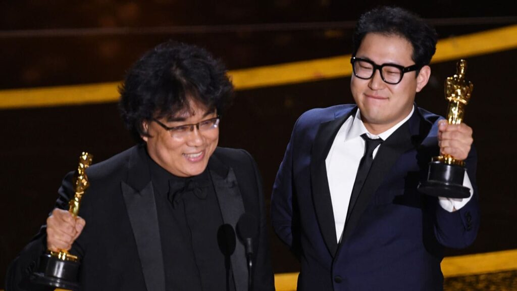 작년 아카데미 각본상을 수상한 '기생충'의 봉준화 감독(왼)과 한진원 작가(오)