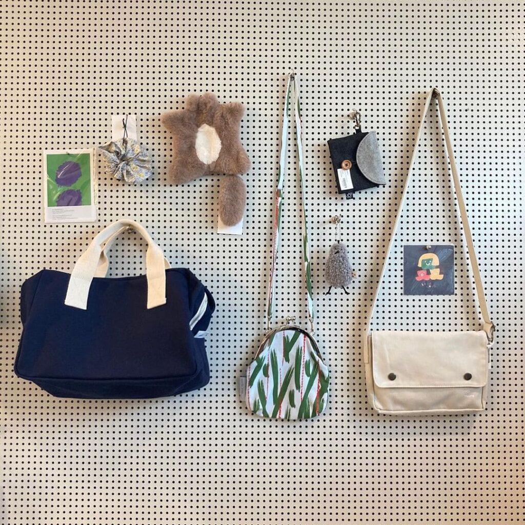 벽에 걸려있는 가방들