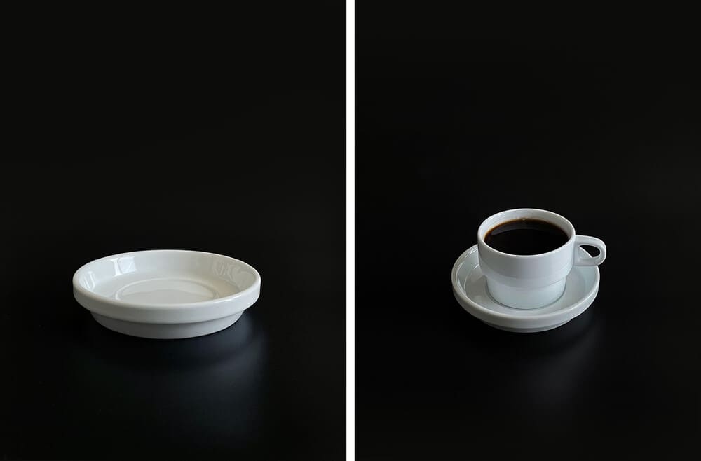 왼쪽에는 머그잔의 받침대, 오른쪽에는 커피가 담겨있는 머그잔과 받침대