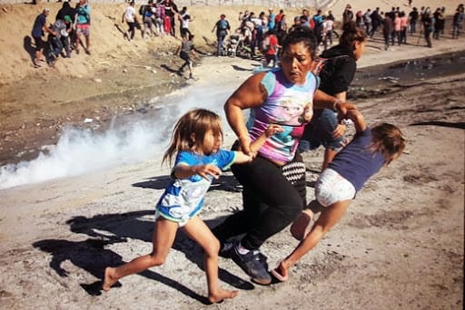 미국 국경수비대가 쏜 최루탄을 피해 달아나는 온두라스 이민자 모녀를 담은 사진