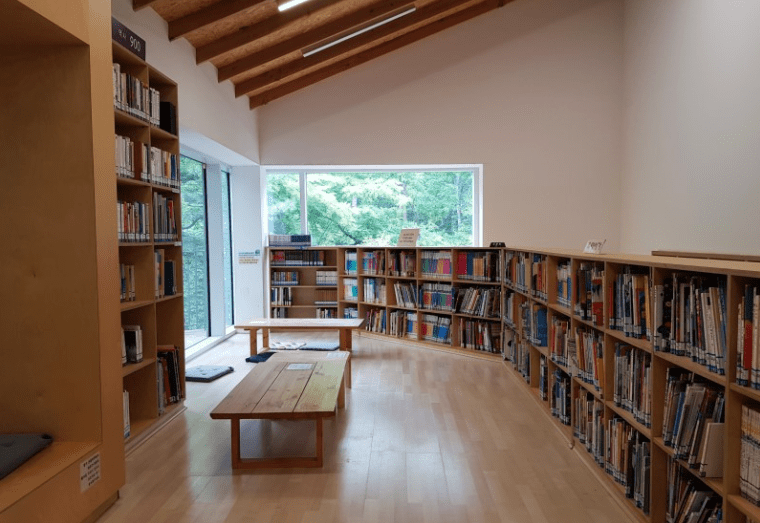 삼청공원 숲속 도서관 내부 모습