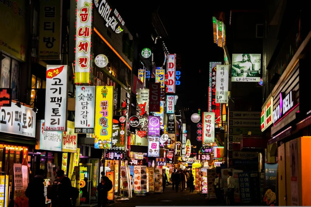 간판으로 빛나는 밤의 거리 모습
