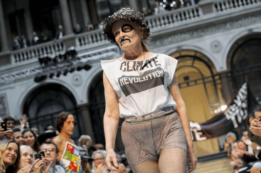 ‘기후혁명’ 문구가 적힌 옷을 입고 런웨이에 선 비비안 웨스트우드