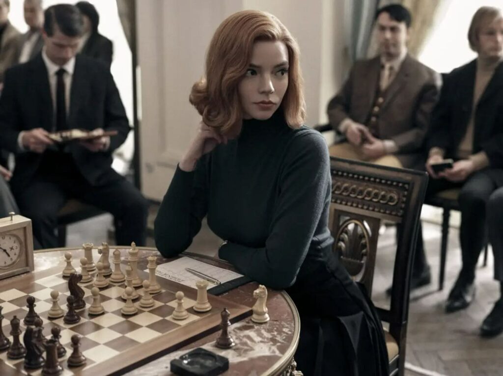 체스판 앞에 앉아 있는 여자