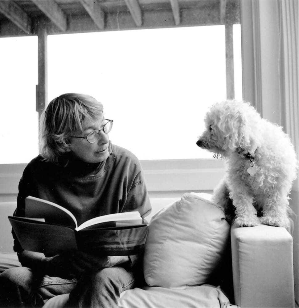 강아지와 함께 마주보며 책 읽는 모습