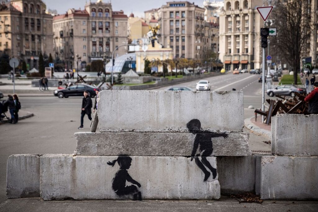 ‘반전(反戰)’ 메시지를 전달하는 행동주의 예술의 사례인 뱅크시(Banksy)의 그래피티 작품, 2022, 우크라이나 보로디안카