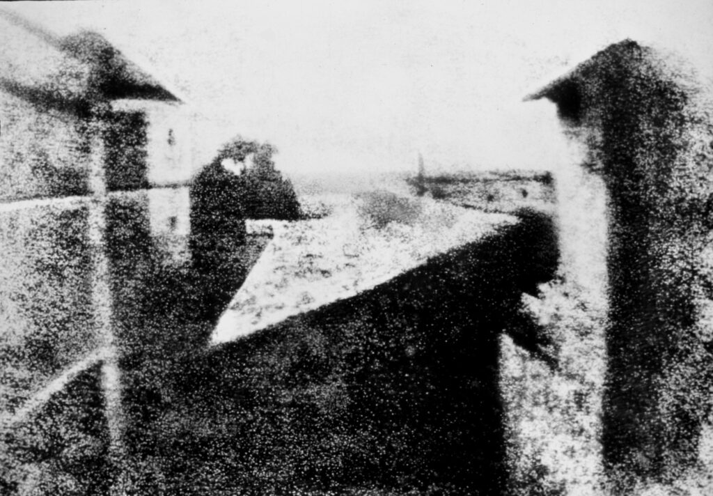 조지프 니세포르 니엡스(Joseph Nicéphore Niépce), “르 그라의 집 창에서 내다본 조망 Point de vue du Gras”, 1827년경, 엘리오그라프, 게른샤임 소장, 텍사스 대학 인문학 연구소, 오스틴
