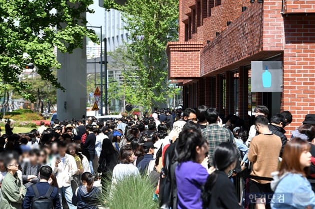 2019년 5월, 미국의 커피전문점 블루보틀이 서울 성수동에 국내 1호점을 열자 오픈 당일에 입장하기 위해 줄을 선 사람들의 모습