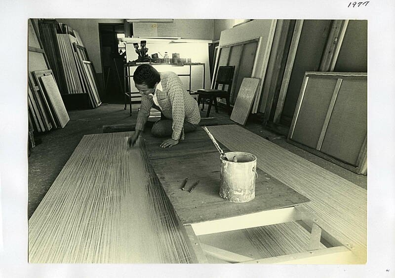 1977년 작업실에서 묘법을 작업 중인 박서보의 모습