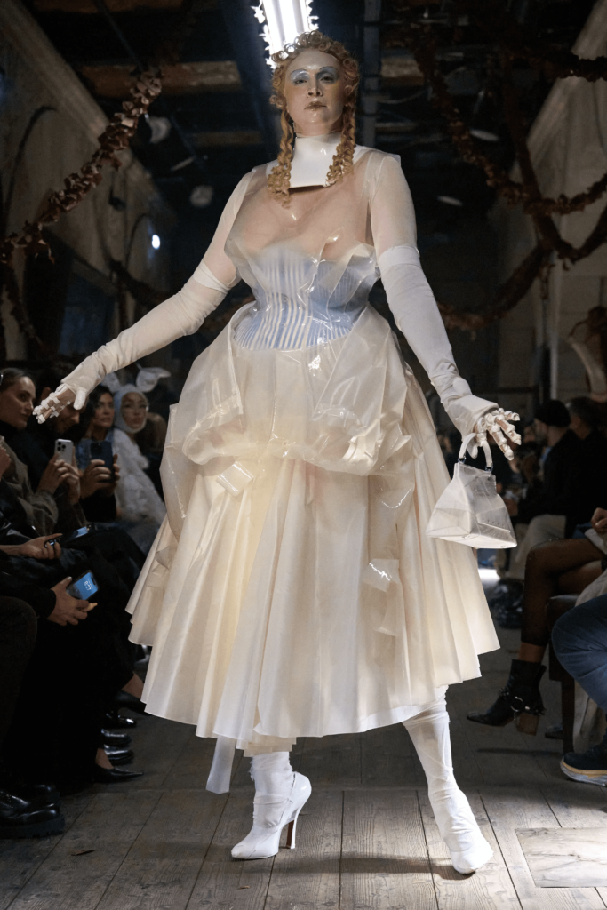 마르지엘라 2024 Spring Couture 패션쇼의 마지막 순서로 등장한 그웬돌린 크리스티