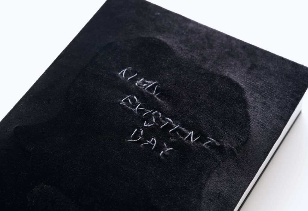 『없는 날』, 2024, 핸드 크레프트 아티스트북(드로잉 366점 포함), 21 × 15 × 5 cm, 376 페이지(에디션. 총 12개)