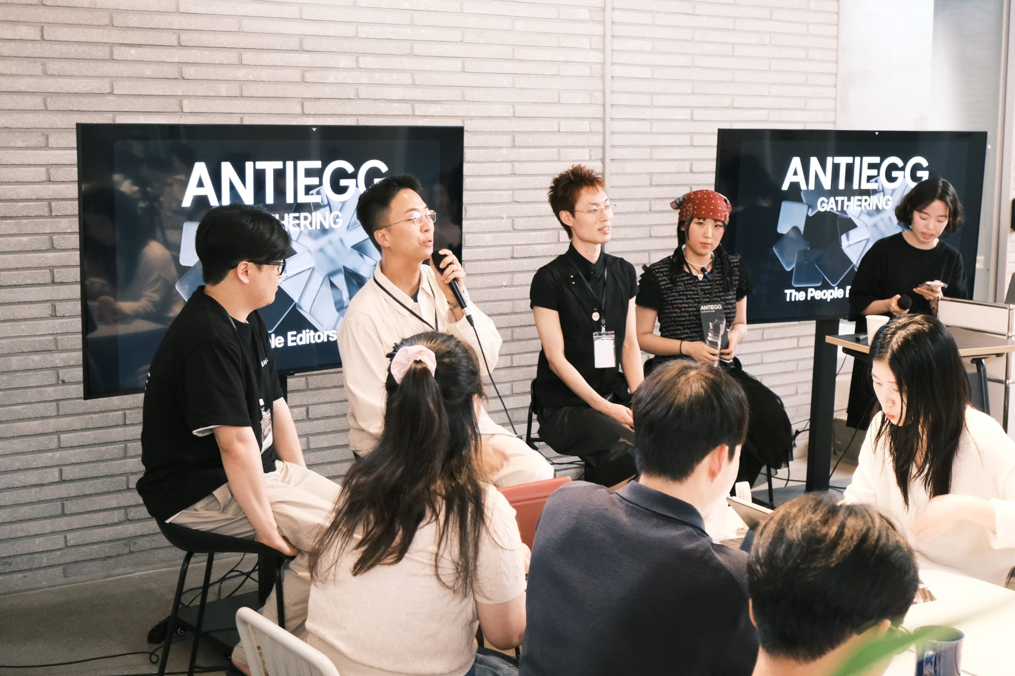 무대 앞에서 나란히 앉아 대화하는 세 매거진 대표와 사회자