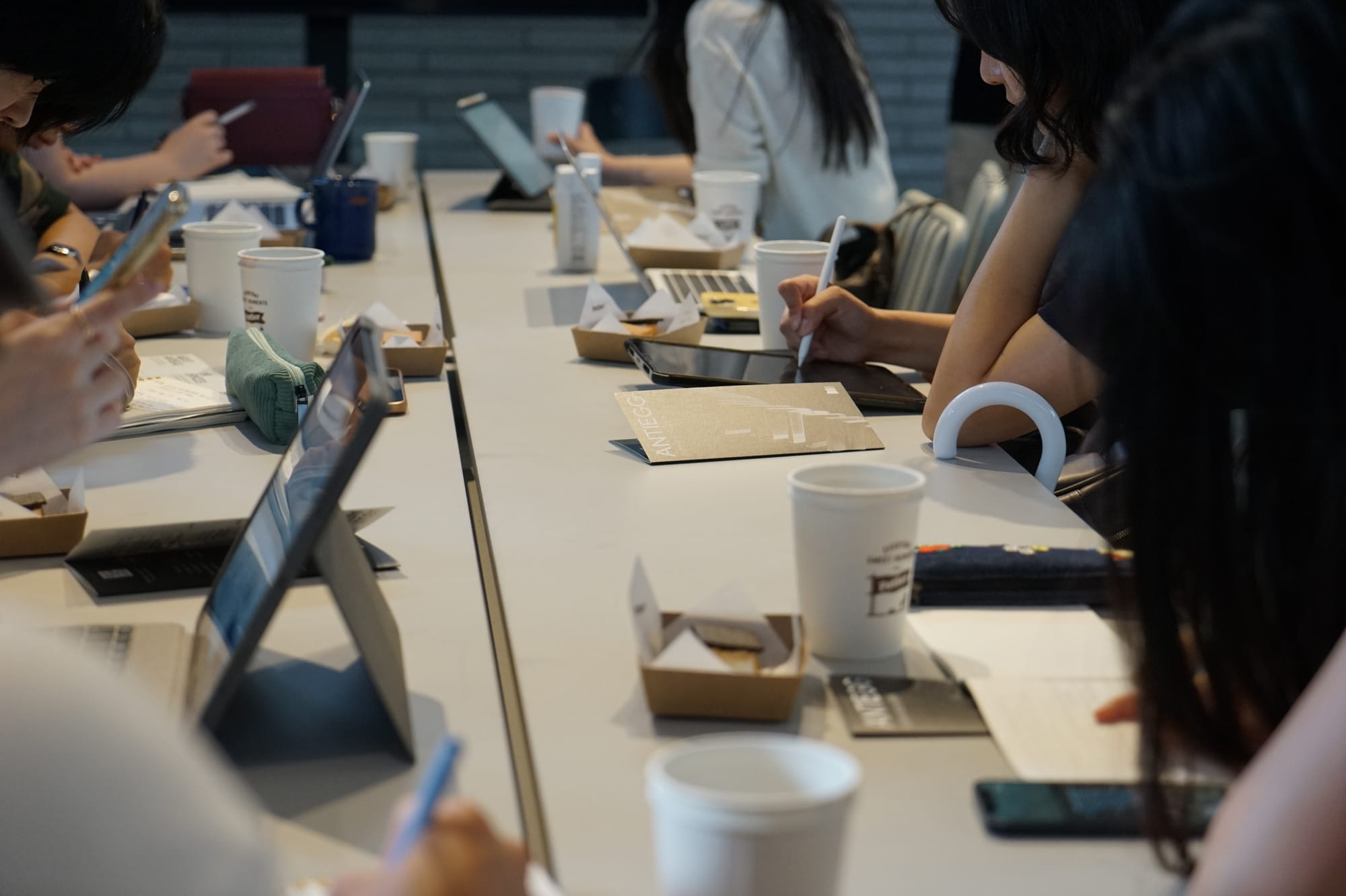 ANTIEGG 에디터 게더링 워크숍 테이블 전경