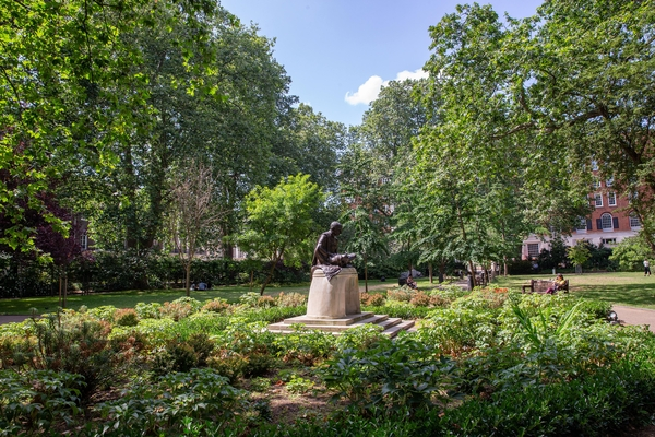 타비스톡 스퀘어의 간디 동상과 공원