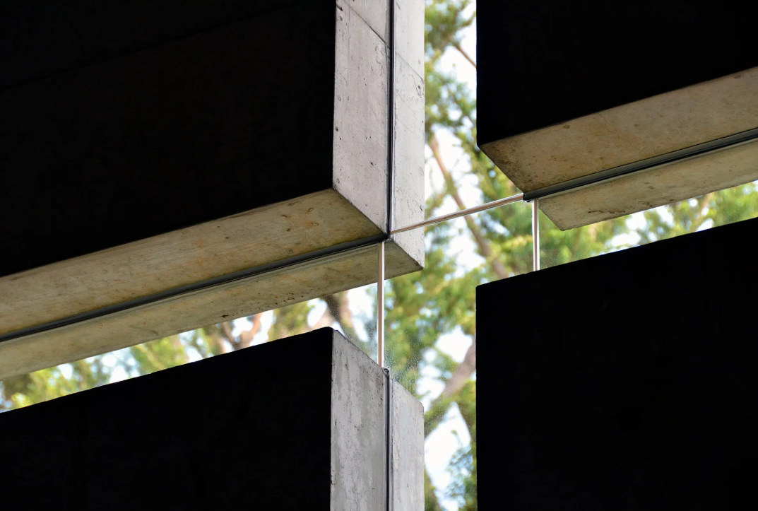 빛의 교회 내부